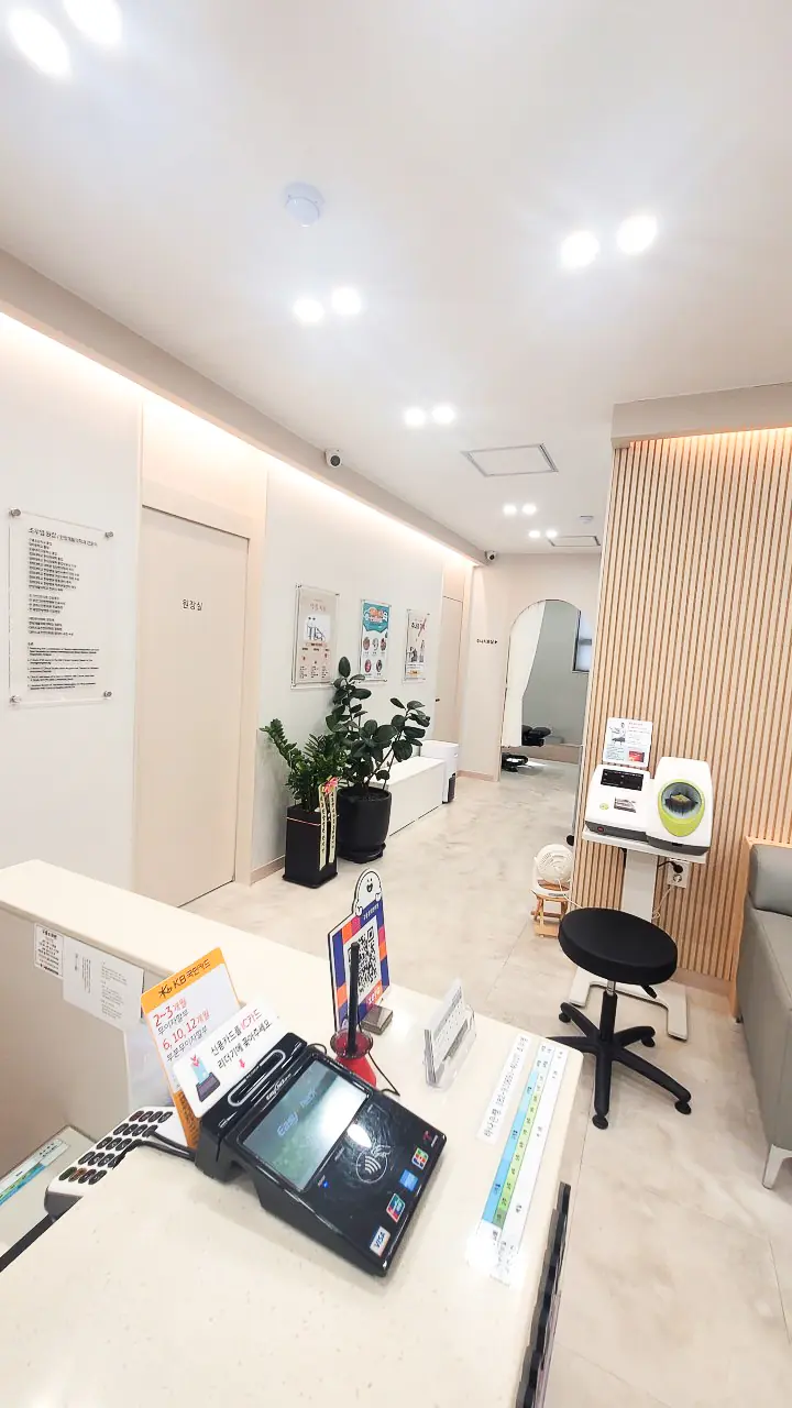 구룡경희한의원 접수 공간과 우드 루버 포인트